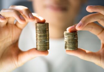 Kahe erineva kõrgusega mündivirn sümboliseerib palgalõhet ja vajadust palgaläbipaistvuse järele Eestis.